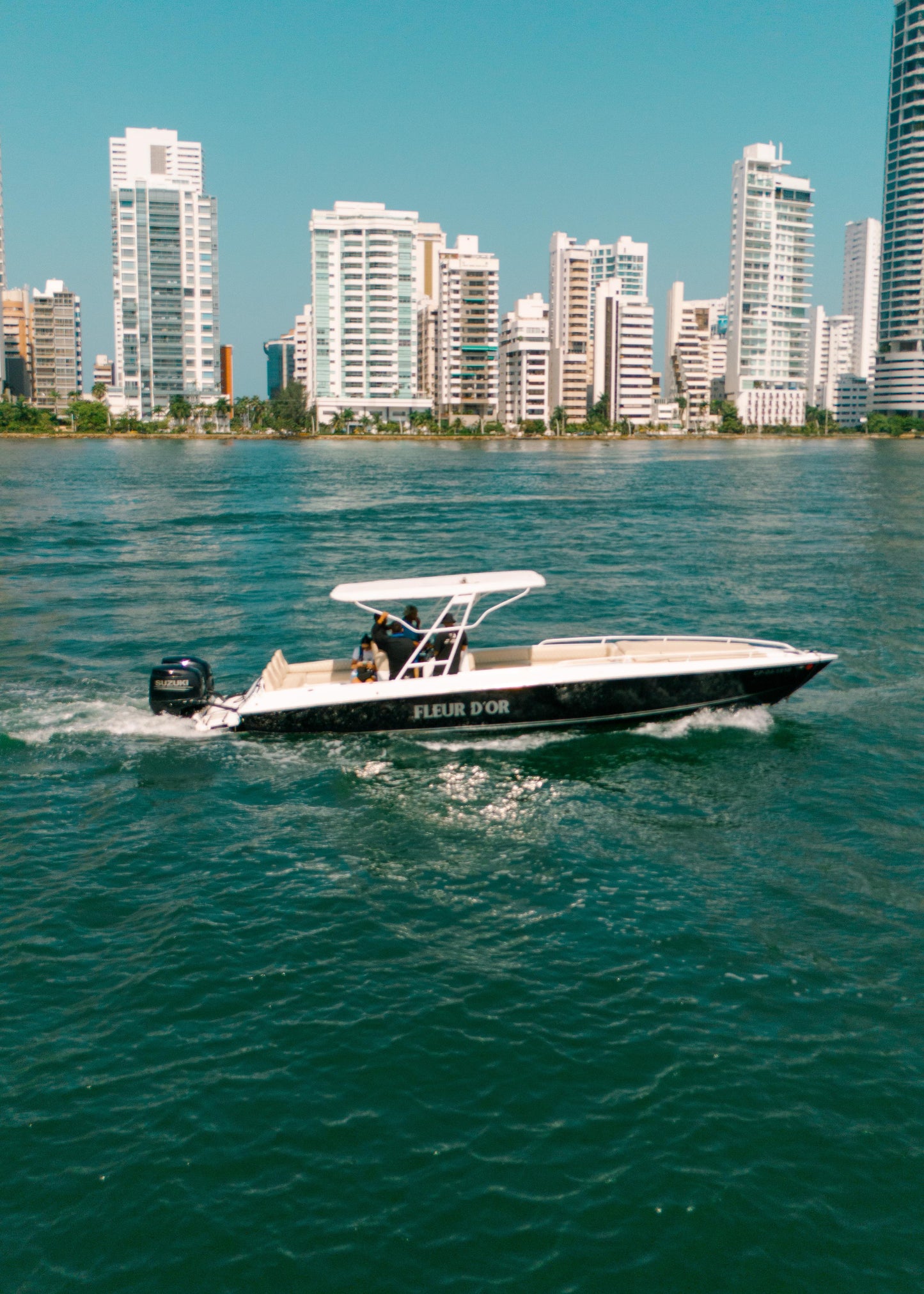 Lancha Rápida en venta Colombia 34FT - 12 Personas