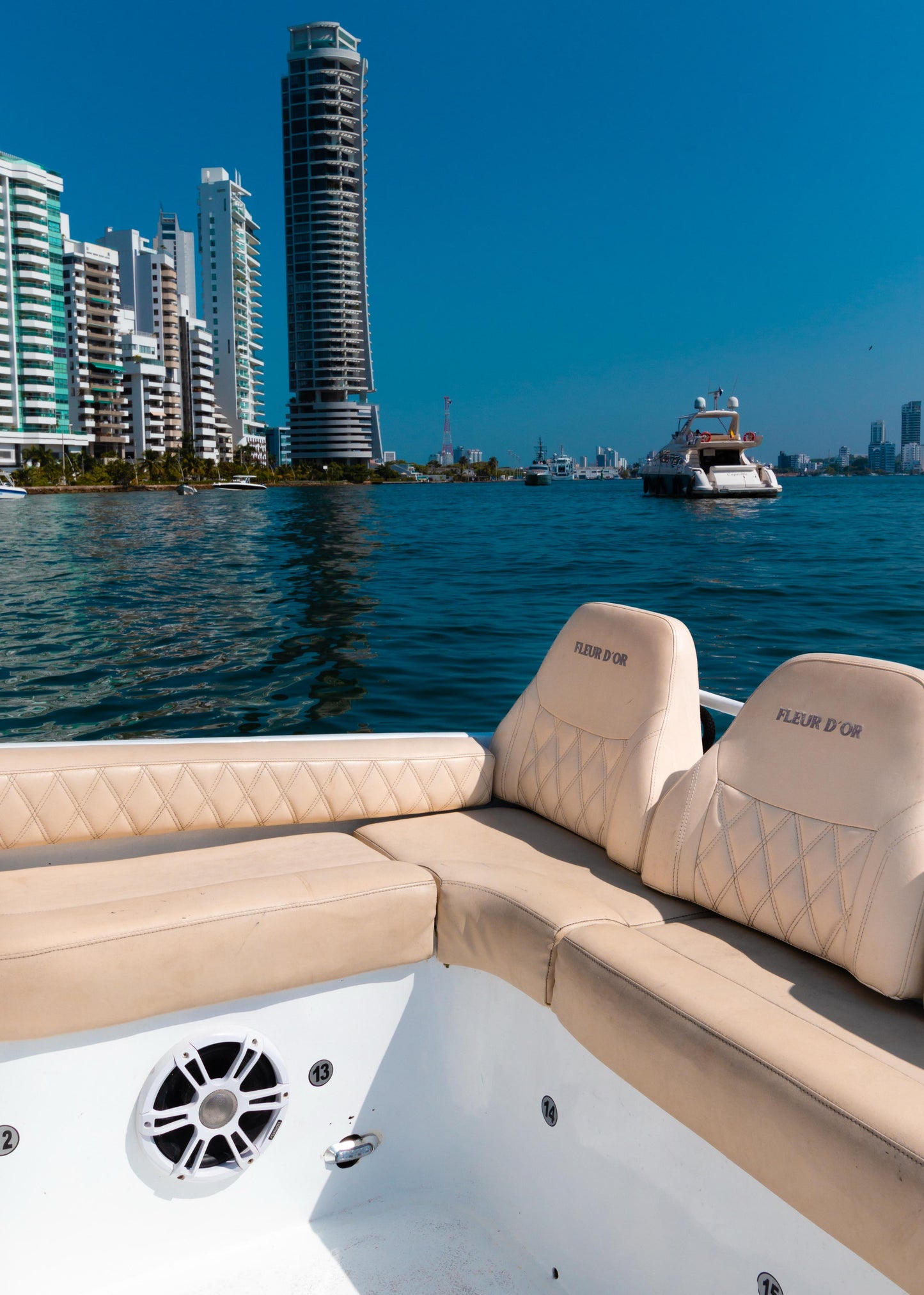Lancha Rápida en venta Colombia 34FT - 12 Personas