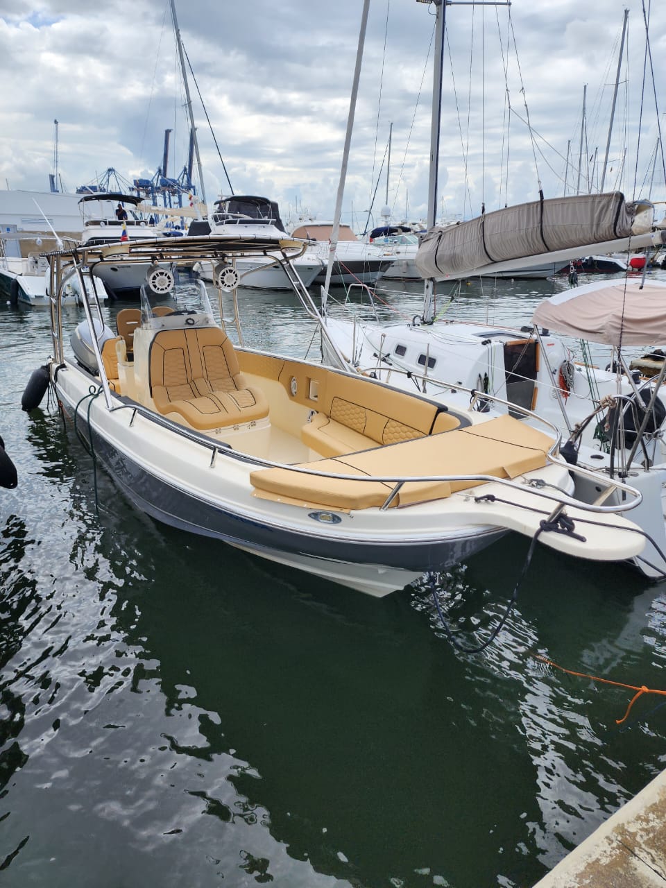 Lancha Rápida en venta Colombia 30FT - 16 Personas