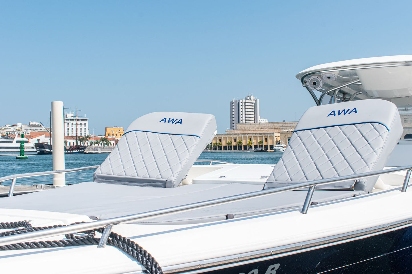 Lancha Rápida en venta Colombia 41 FT - 20 Personas