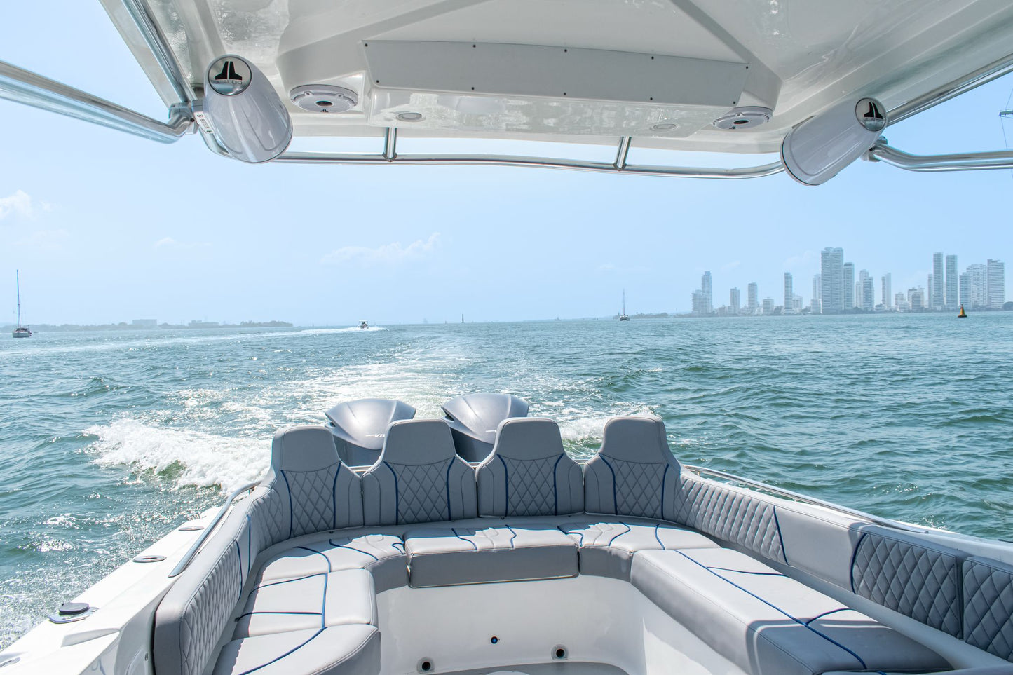 Lancha Rápida en venta Colombia 41 FT - 20 Personas