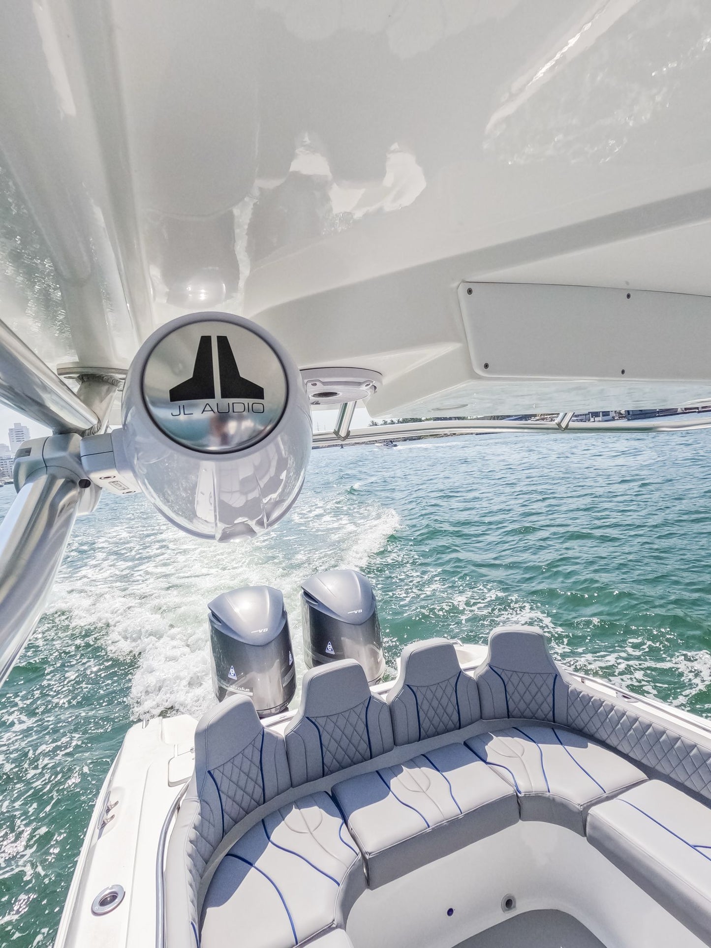 Lancha Rápida en venta Colombia 41 FT - 20 Personas
