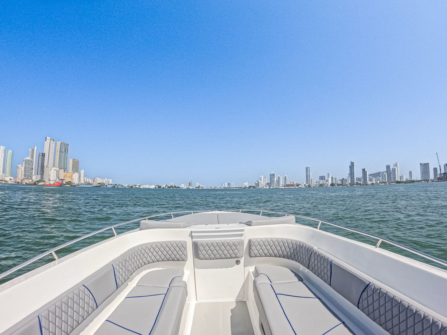Lancha Rápida en venta Colombia 41 FT - 20 Personas