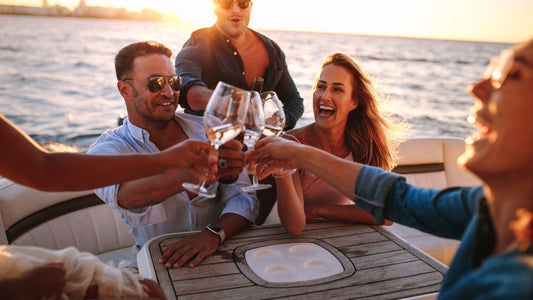 Escapadas en el Mar: Navegando en el Romance y la Amistad