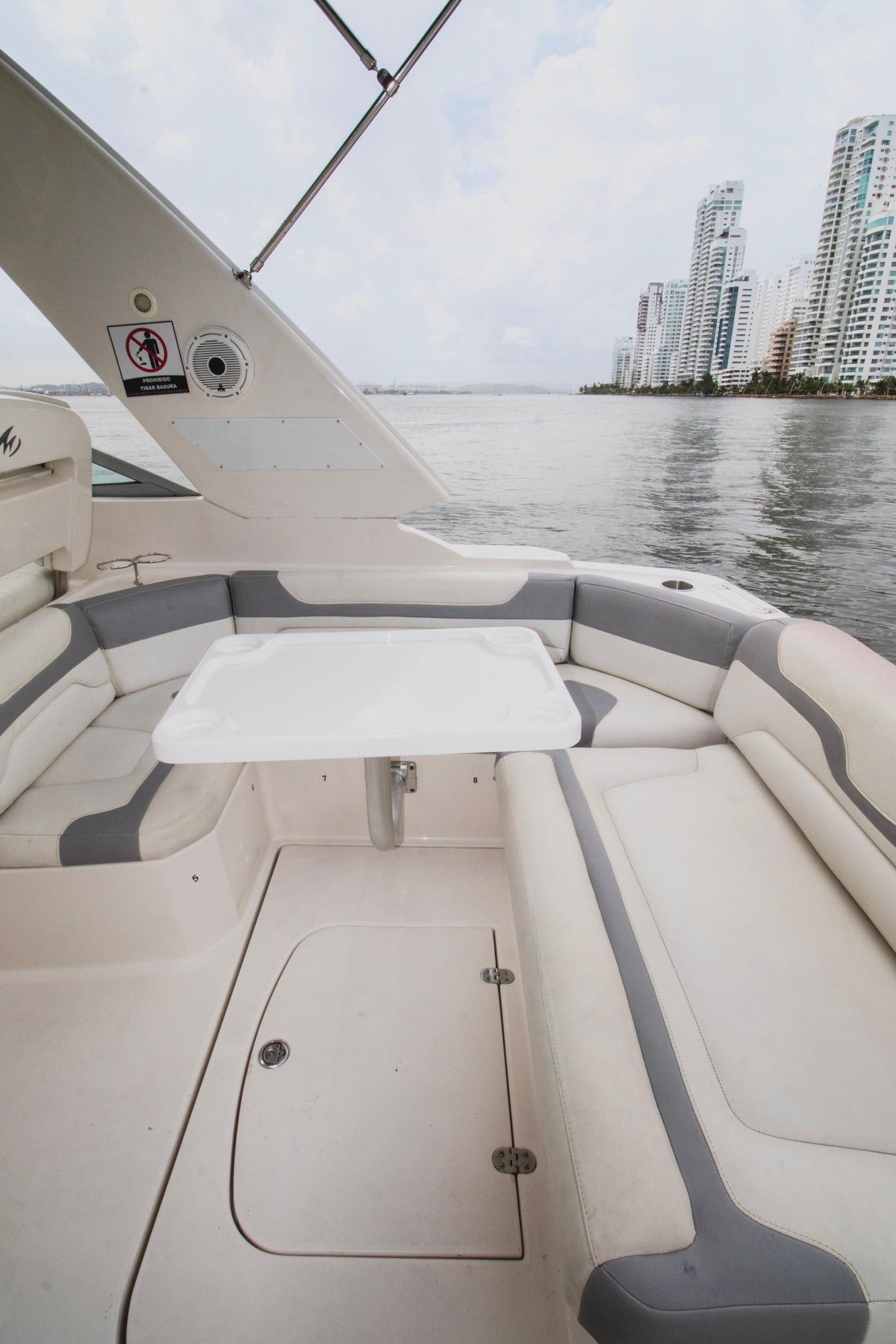 Yate Alquiler Cartagena 38 FT | 10 Personas