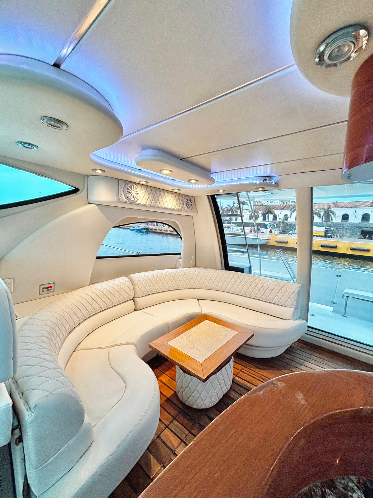Yate Alquiler Cartagena 43FT | 15 Personas